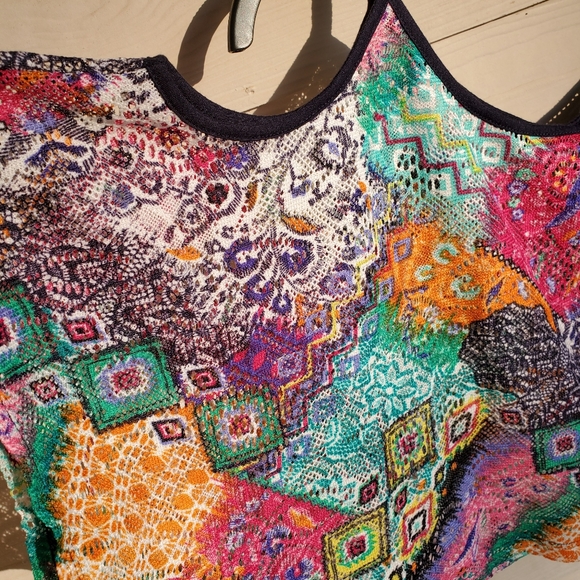 ALMOST FAMOUS Eclectic Graphic Woven Multicolored Cold-shoulder Boho Crop Top - Picture 5 of 13